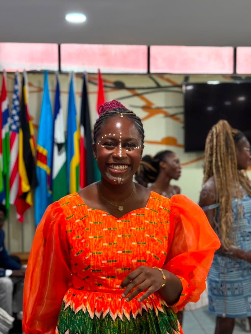 Étudiante en tenue traditionnelle ivoirienne