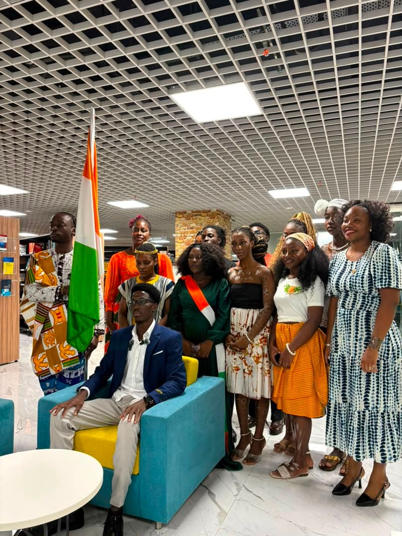 Étudiants ivoiriens réunis avec le drapeau national